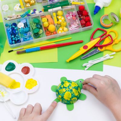 Χελωνίτσα που λάμπει στο φως: Μία διασκεδαστική κατασκευή για παιδιά 6 ετών