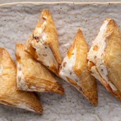 Λαχταριστά τρίγωνα γεμιστά με παγωτό καραμέλα - Με μόλις 4 υλικά