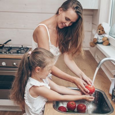 Πρώτη περίοδος στα 9; Δες τι σχέση έχει η διατροφή της κόρης σου