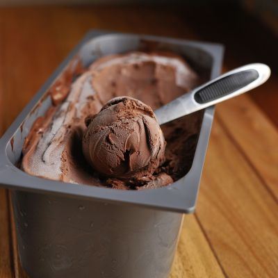 Σπιτικό παγωτό σοκολάτα με μόνο 3 υλικά (βίντεο)