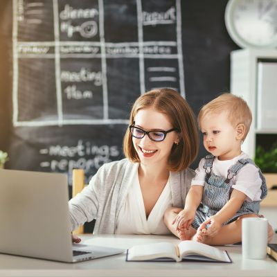 Μητέρα στην εποχή της τεχνολογίας: Ένας ρόλος που αλλάζει συνεχώς