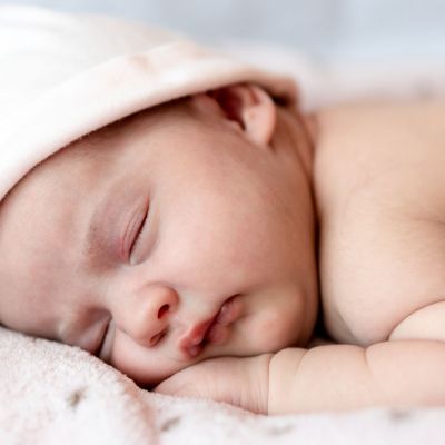 Τι ώρα να κοιμάται το μωρό το βράδυ; (πίνακας)