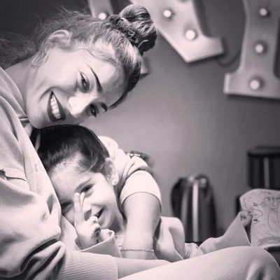 «Ό,τι πιο όμορφο έχω είναι εσύ»: Η μητρική αγάπη μέσα από τα μάτια της Ήβης Αδάμου