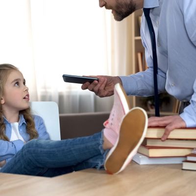 Για πρώτη φορά κοίταξα κρυφά το τηλέφωνο της κόρης μου και έμεινα άφωνος