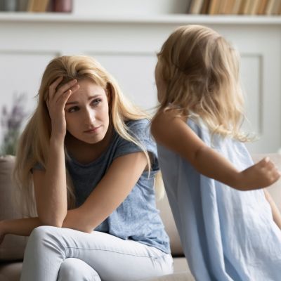 Η φράση που μπορεί να σας σταματήσει πριν ξεσπάσετε στο παιδί σας