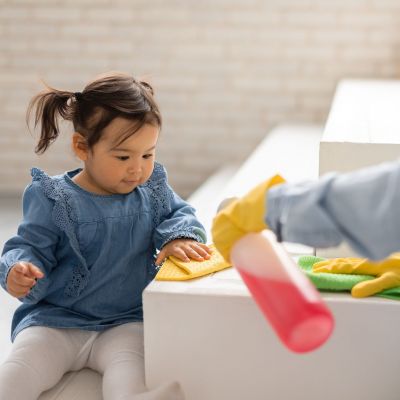 Αντίστροφη γονεϊκότητα: Γιατί τα παιδιά στην Κίνα μαγειρεύουν και καθαρίζουν για τους γονείς τους