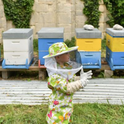 Πώς θα μάθετε στα παιδιά σας να προστατεύουν τις μέλισσες