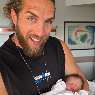 Ο Γιώργος Κόρομι έγινε μπαμπάς και αυτές είναι οι πρώτες φώτο με τη νεογέννητη κόρη του