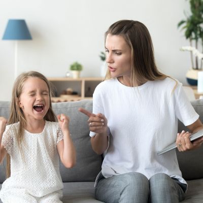 Οι τοξικοί γονείς συχνά φαίνονται φυσιολογικοί - Πώς να τους αναγνωρίσετε