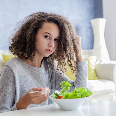 «Crunchy Teen»: Το νέο TikTok trend που κρύβει κινδύνους για την υγεία των εφήβων