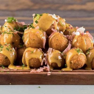 Τυροκροκέτες με 4 διαφορετικά είδη τυριών και μια πινελιά από μπέικον στο τέλος