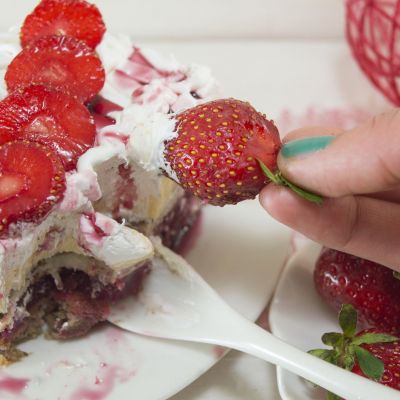 Το πιο νόστιμο γλυκό ψυγείου με φράουλες και σαντιγί που έχετε φτιάξει ποτέ