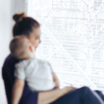 Η «ενοχή της μαμάς» είναι μια παγίδα - Γιατί όμως τη νιώθουμε ακόμα τόσες πολλές από εμάς;