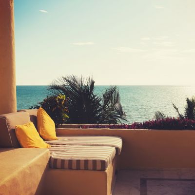 Οι 10 top τάσεις διακόσμησης για αυλή και μπαλκόνι για το 2025 που δεν πρέπει να χάσεις