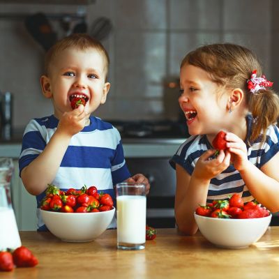 Καλοκαιρινή νόστιμη λιχουδιά με φράουλες και σοκολάτα που θα ξετρελάνει τα μικρά σας