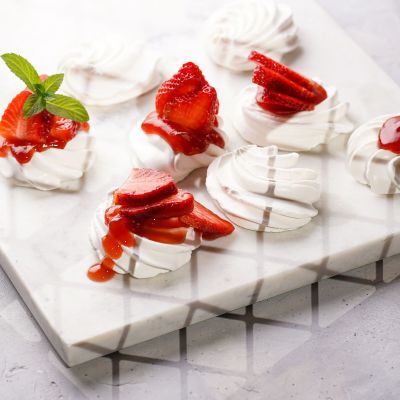 Ατομικές μίνι πάβλοβες που μπορείτε να φτιάξετε με σαντιγί και φράουλες