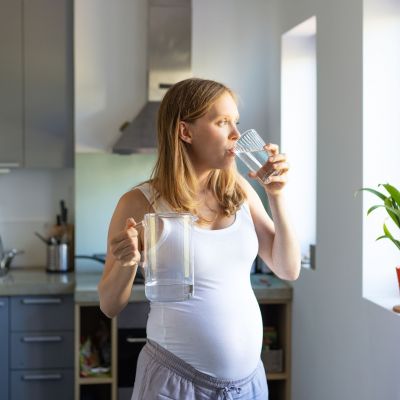 Εγκυμοσύνη και ζέστη: Οι ειδικοί προειδοποιούν για ενυδάτωση και σωστή διατροφή
