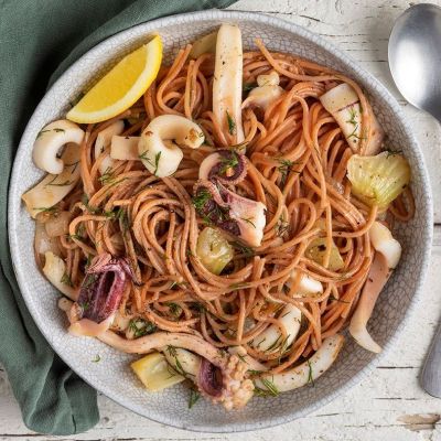 Σπαγγέτι με παντζάρι με καλαμαράκια από τον Άκη