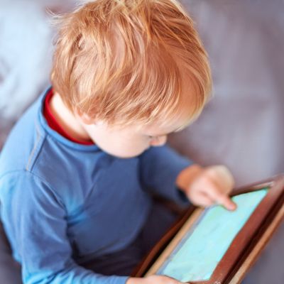 Οθόνες στην προσχολική ηλικία: Αναγκαίο κακό ή χρήσιμο εργαλείο;