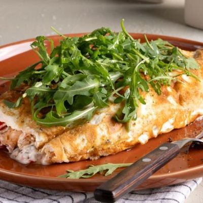 Τυλιχτή ομελέτα με ασπράδια, τυρί κρέμα, γαλοπούλα και λαχανικά