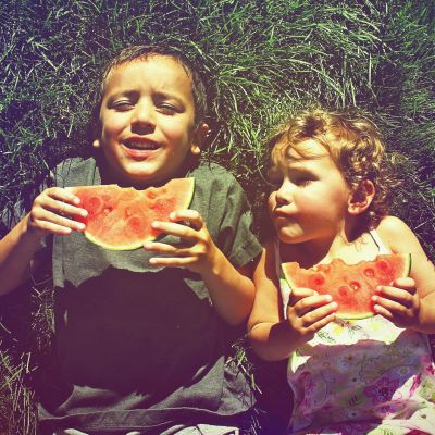 Το κόλπο ενός μπαμπά για να καταλάβεις πότε ένα καρπούζι είναι ώριμο