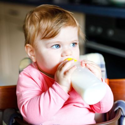 Από ποια ηλικία μπορώ να δώσω φρέσκο γάλα στο μωρό;