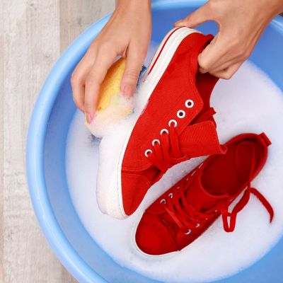 Το απλό κόλπο για να πλύνετε τα sneakers - Όχι δεν θα τα καταστρέψετε