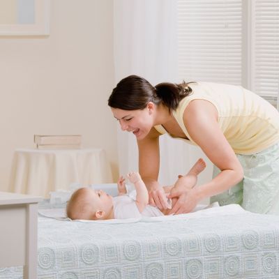 Πονάει η κοιλίτσα του μωρού σας; Τι προτείνουν οι παιδίατροι να κάνετε