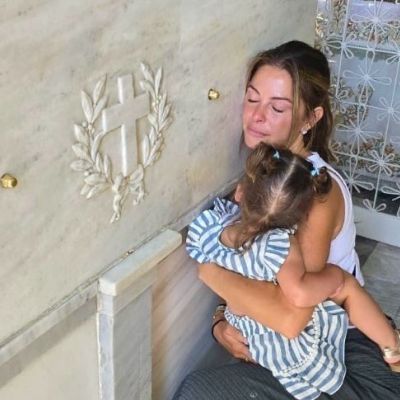 Μαρία Μενούνος: Το προσκύνημα με την κόρη της στον Άγιο Νεκτάριο στην Αίγινα