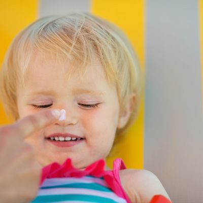 Αντηλιακή προστασία χωρίς χημικά: Οι top επιλογές για τα παιδιά σας (και εσάς)