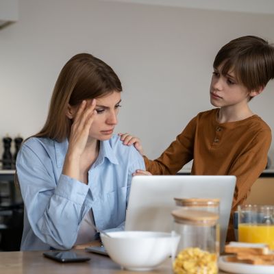 3 καθημερινές συνήθειες των μαμάδων που τις εξαντλούν - Πώς να τις περιορίσετε