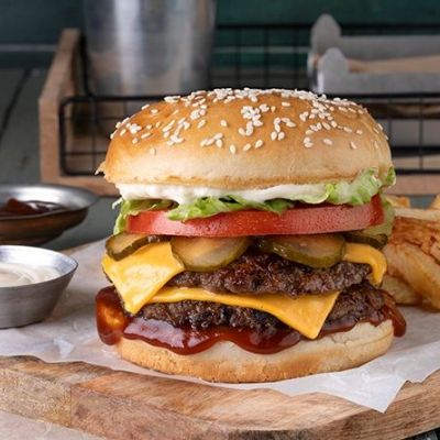 Smashed burgers: Πώς θα φτιάξετε μέσα σε λίγα λεπτά τα πιο ζουμερά μπιφτέκια