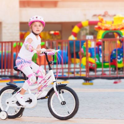 Βοηθητικές ρόδες ή ποδήλατο ισορροπίας; Τι είναι καλύτερο για το παιδί σας;