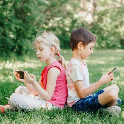 Καλοκαίρι και οθόνες: Πώς να βάλετε όρια στα παιδιά με συνέπεια (και χωρίς φωνές)