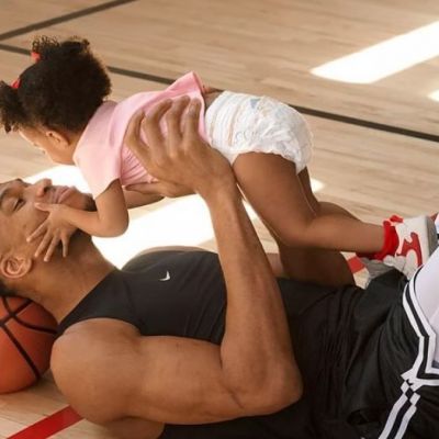 Με το βλέμμα στην Eva Brooke – Ο Γιάννης Αντετοκούνμπο παρουσιάζει την κόρη του