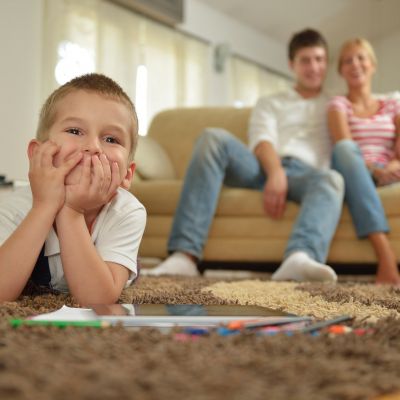 Σαλόνι ή δωμάτιο; Τι αποκαλύπτει ο αγαπημένος χώρος των παιδιών για τη σχέση σας;