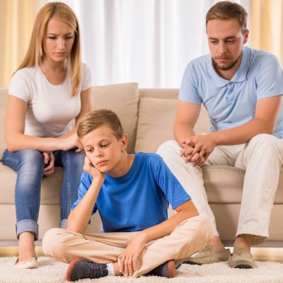 Αν άκουγες αυτές τις φράσεις ως παιδί, μεγάλωσες με γονείς που δεν ήξεραν πώς να δείξουν αγάπη