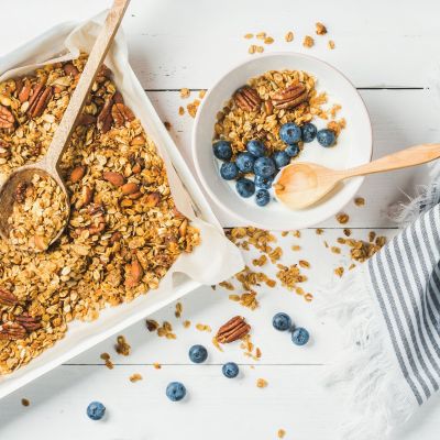 5 απογευματινά σνακ που θα σας κρατήσουν χορτάτους μέχρι το δείπνο, σύμφωνα με ειδικούς στη διατροφή