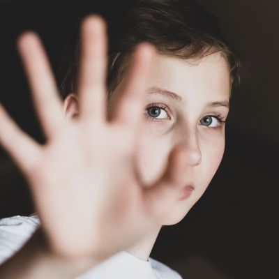 Κάθε 4 λεπτά ένα παιδί χάνει τη ζωή του λόγω βίας