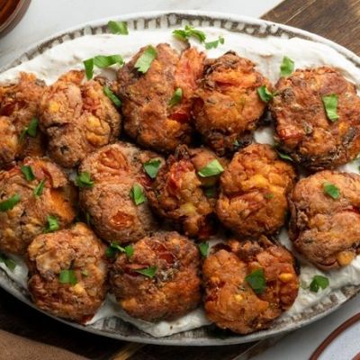 Καλοκαιρινή συνταγή: Ντοματοκεφτέδες από ντοματίνια με μους φέτας