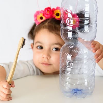 5 δημιουργικές κατασκευές με πλαστικά μπουκάλια για παιδιά