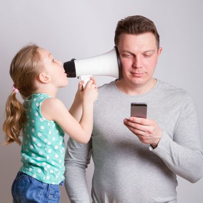 Γονείς σε αντίφαση: Το κινητό απαγορεύεται για τα παιδιά, αλλά όχι για τους ίδιους