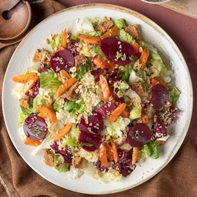 Σαλάτα με ψητά καρότα, παντζάρι τουρσί και πλιγούρι