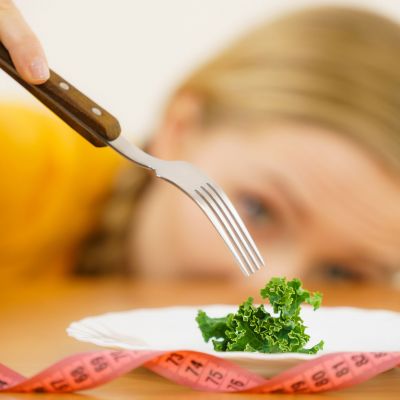 Κατάθλιψη και δίαιτα: Νέα μελέτη προειδοποιεί για τις συνέπειες της υποθερμιδικής διατροφής