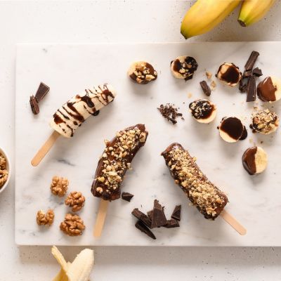 Παγωμένες μπουκίτσες μπανάνας με ρόδι και σοκολάτα – Ένα γρήγορο γλυκάκι για μικρούς και μεγάλους