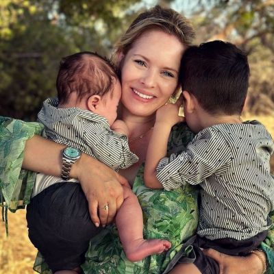 Ευτυχισμένη γιαγιά: Η μητέρα της Ανίτας Μπραντ ποζάρει χαμογελαστή με τα τρία εγγόνια της