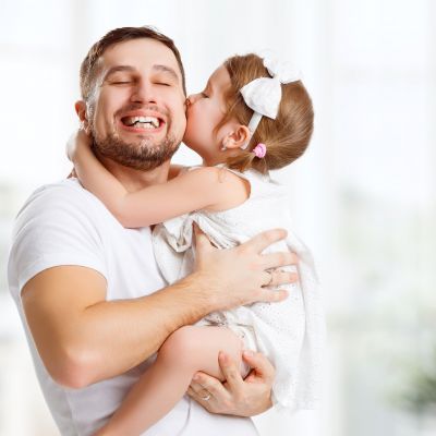 12 αγκαλιές την ημέρα: Ο μπαμπάς ως πυλώνας αγάπης και στήριξης