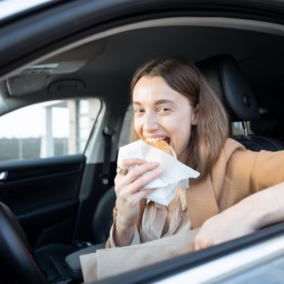 Γιατί οι γονείς τρώνε στα κρυφά; Η νέα μορφή αυτοφροντίδας λέγεται «γεύμα εκδίκησης»