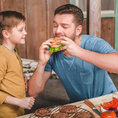 Γιορτή του Πατέρα: 5 λαχταριστά φαγητά που πάνε τέλεια με μπίρα (και πολλή αγάπη)