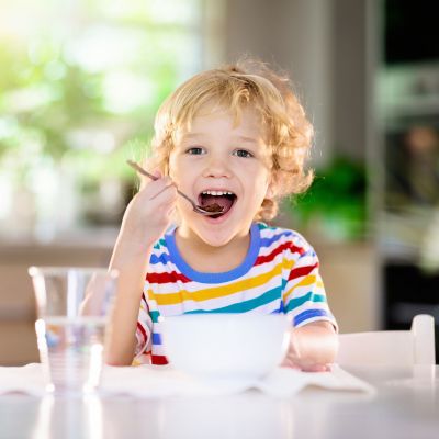 10 γρήγορα και υγιεινά σνακ που λατρεύουν τα παιδιά